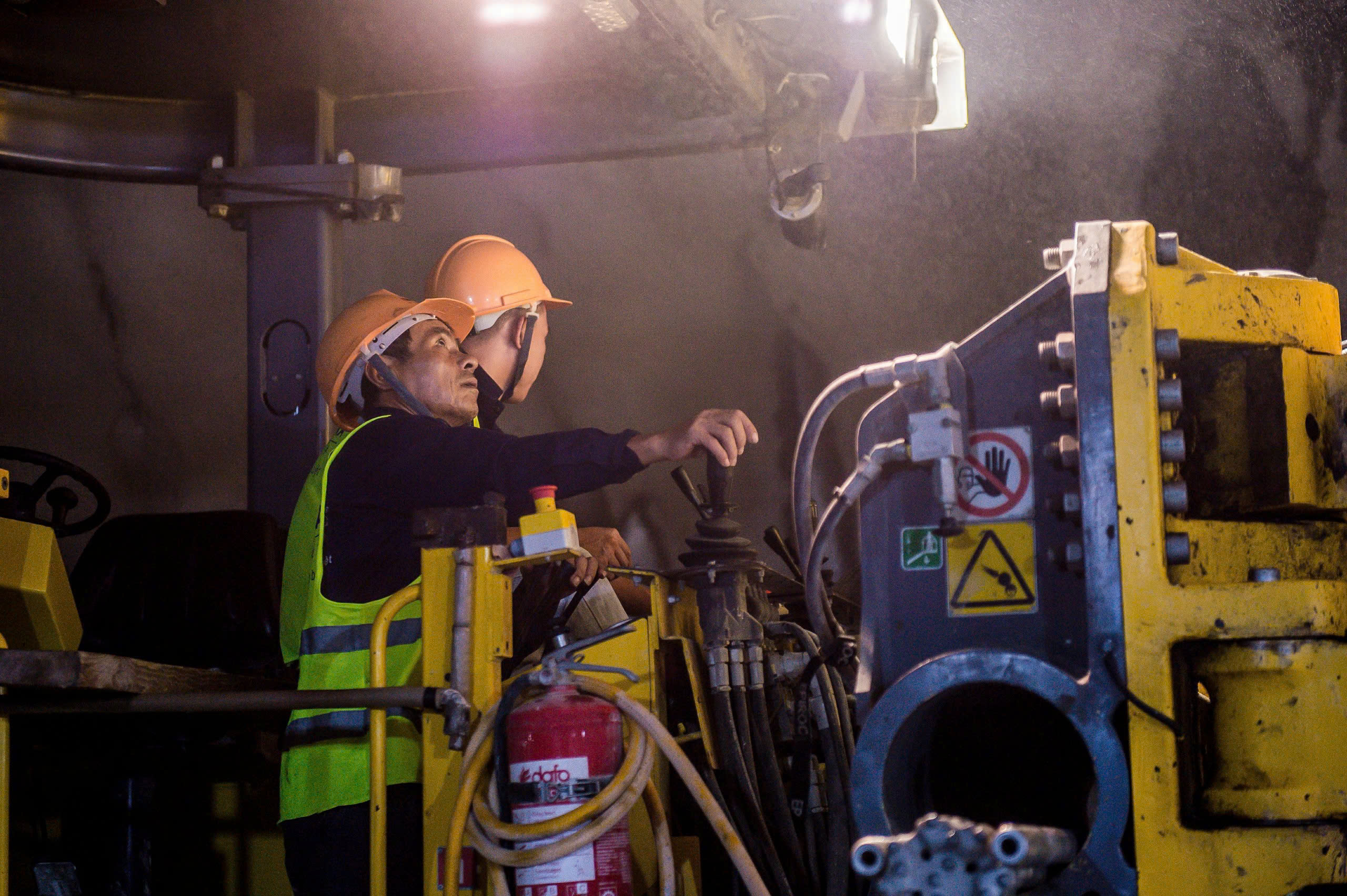 Những người thợ trên công trường đào hầm Tuy An