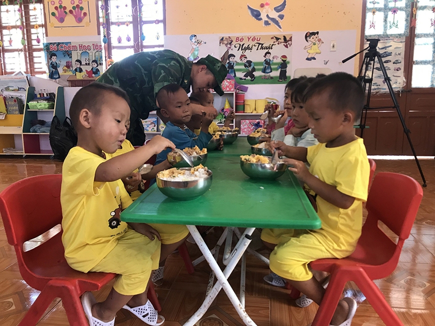 Những bữa cơm nâng bước học sinh nghèo vùng biên giới