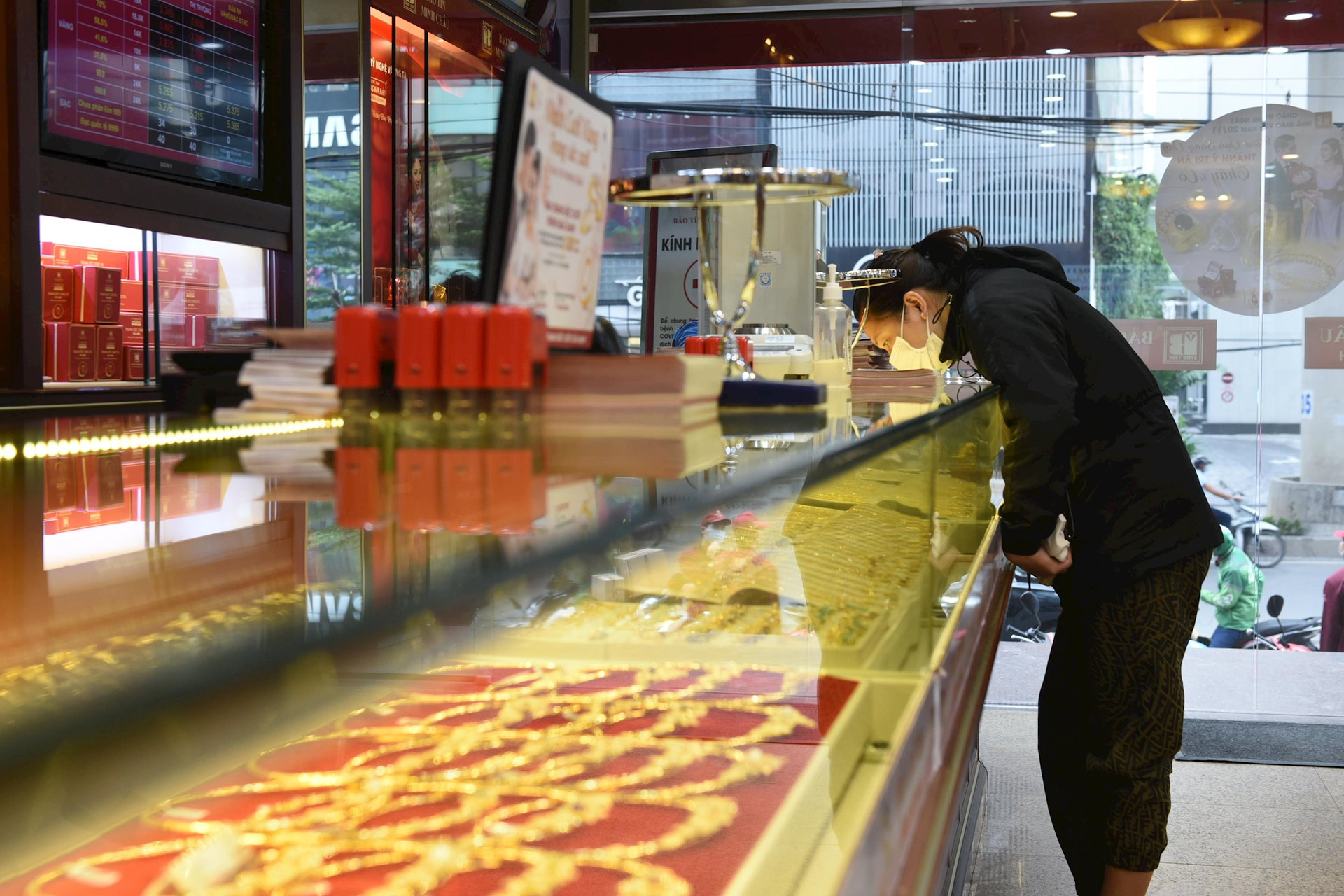 Người dân khó mua vàng Thách thức và giải pháp