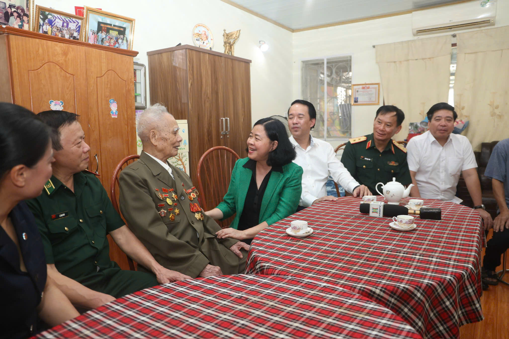 Bí thư Thành ủy Hà Nội tặng quà tri ân gia đình chính sách nhân kỷ niệm 70 năm Ngày Giải phóng Thủ đô