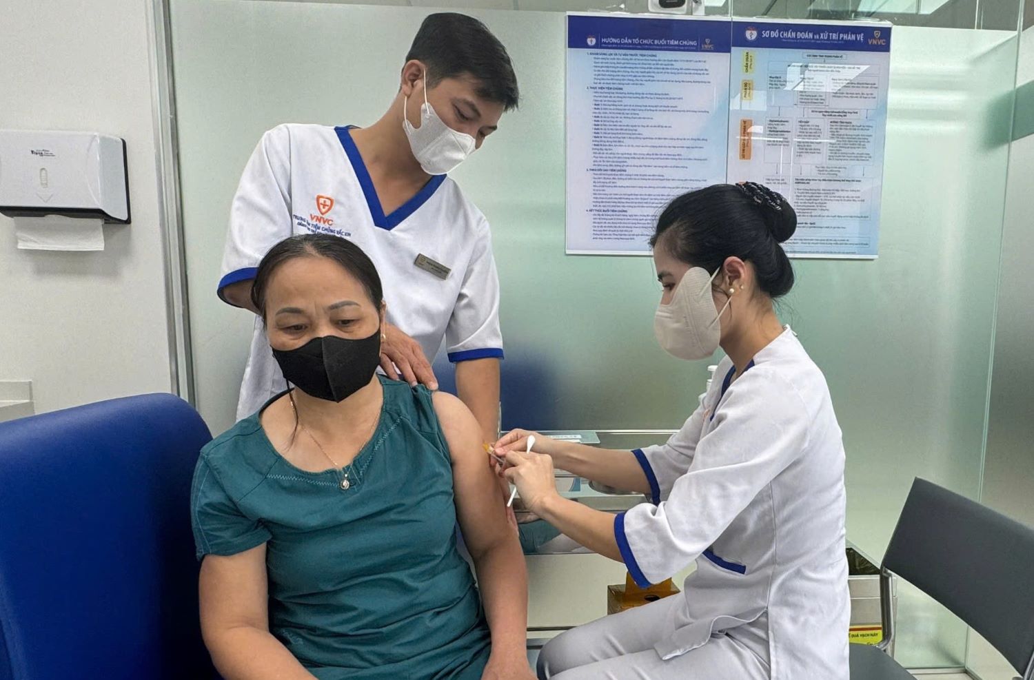 Gần 15 000 liều vắc xin sốt xuất huyết đã được tiêm và đặt giữ chỗ