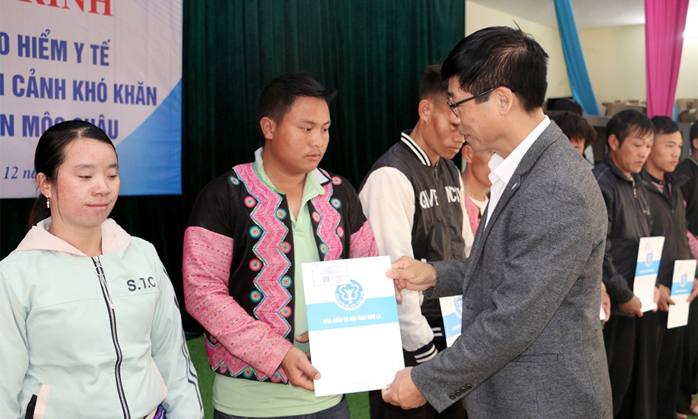 Sơn La Tích cực hưởng ứng mua thẻ BHYT tặng người dân có hoàn cảnh khó khăn