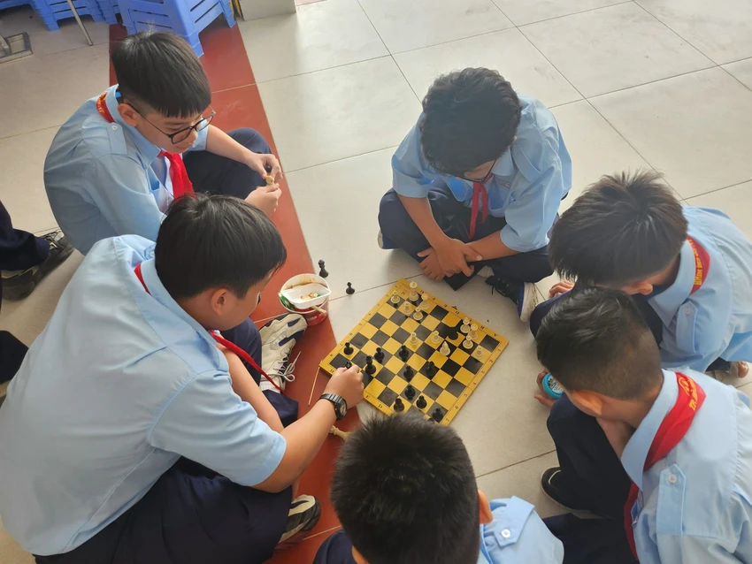 Trẻ em và tù binh của mạng xã hội