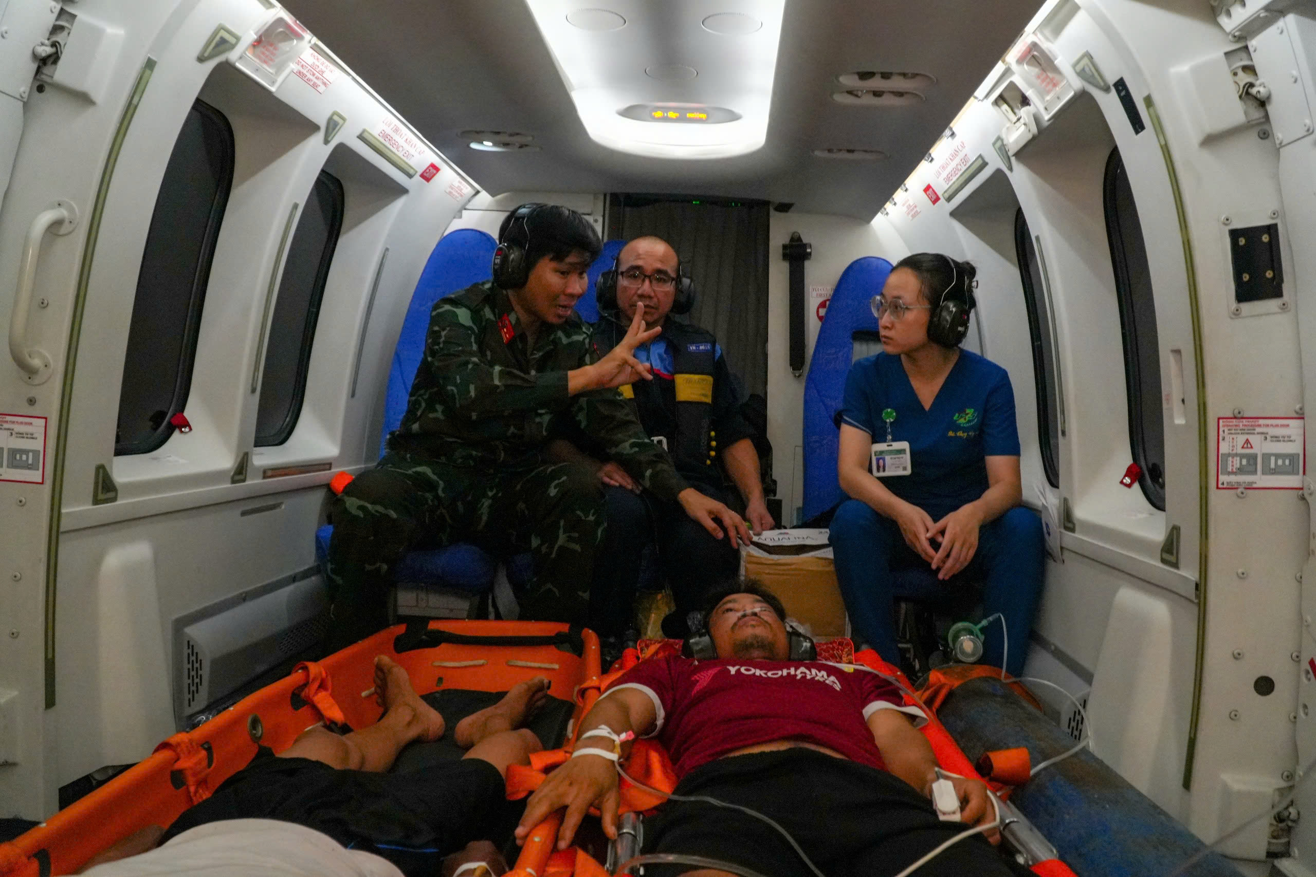 Xuyên đêm đưa 2 bệnh nhân nguy kịch từ đảo Sơn Ca về đất liền điều trị