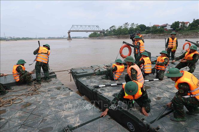 Vụ sập cầu Phong Châu Lắp đặt cầu phao dã chiến phục vụ đi lại của người dân