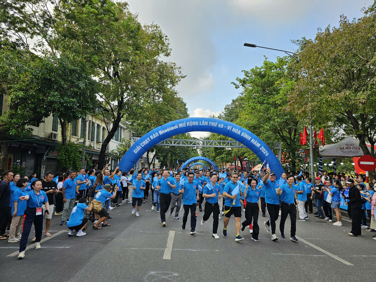 Hơn 1 000 vận động viên thi chung kết Giải chạy Báo Hànộimới 2024