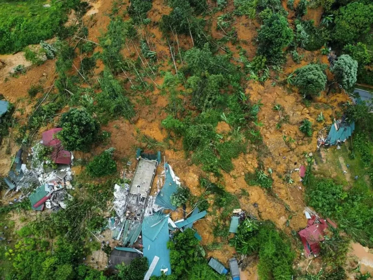 Sạt lở, lũ quét kinh hoàng tại Hà Giang vùi lấp nhiều nhà và phương tiện