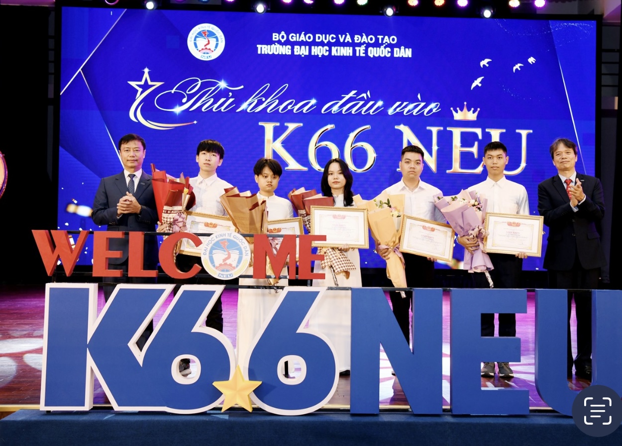 8 248 tân sinh viên nhập học Trường Đại học Kinh tế Quốc dân năm học 2024-2025