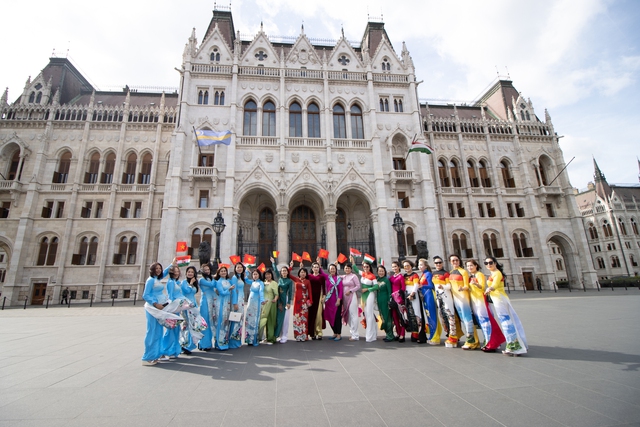 Lan tỏa, quảng bá vẻ đẹp của áo dài Việt Nam đến bạn bè quốc tế