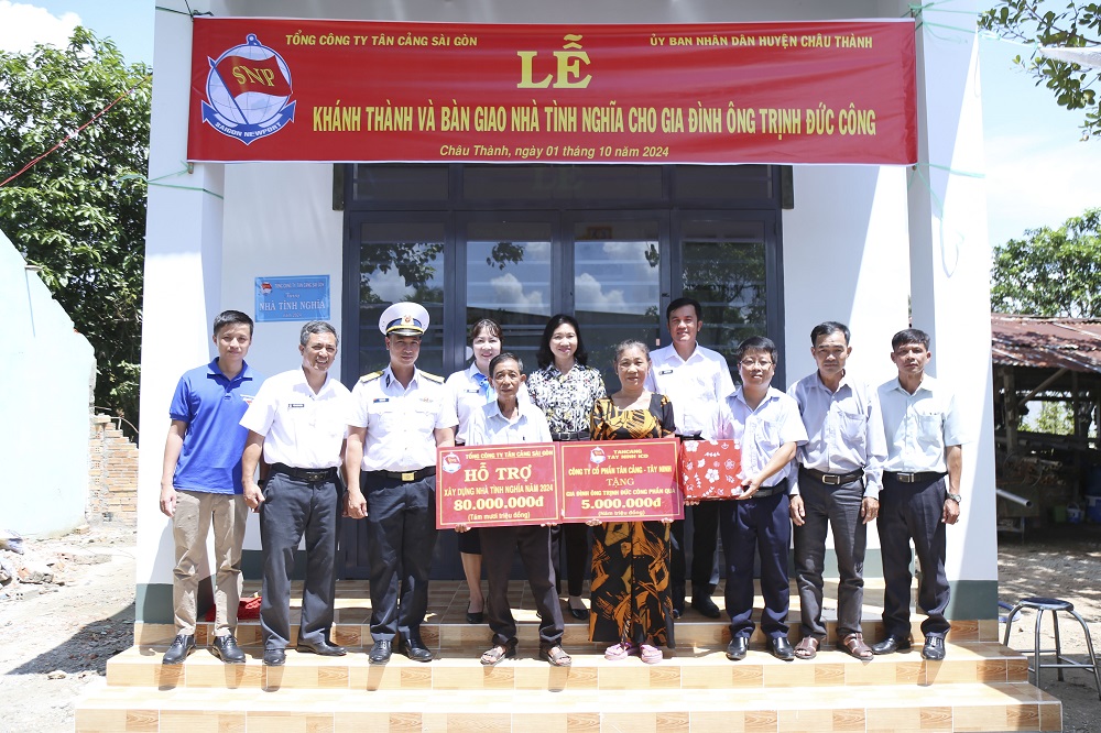 Tân cảng Sài Gòn bàn giao nhà tình nghĩa