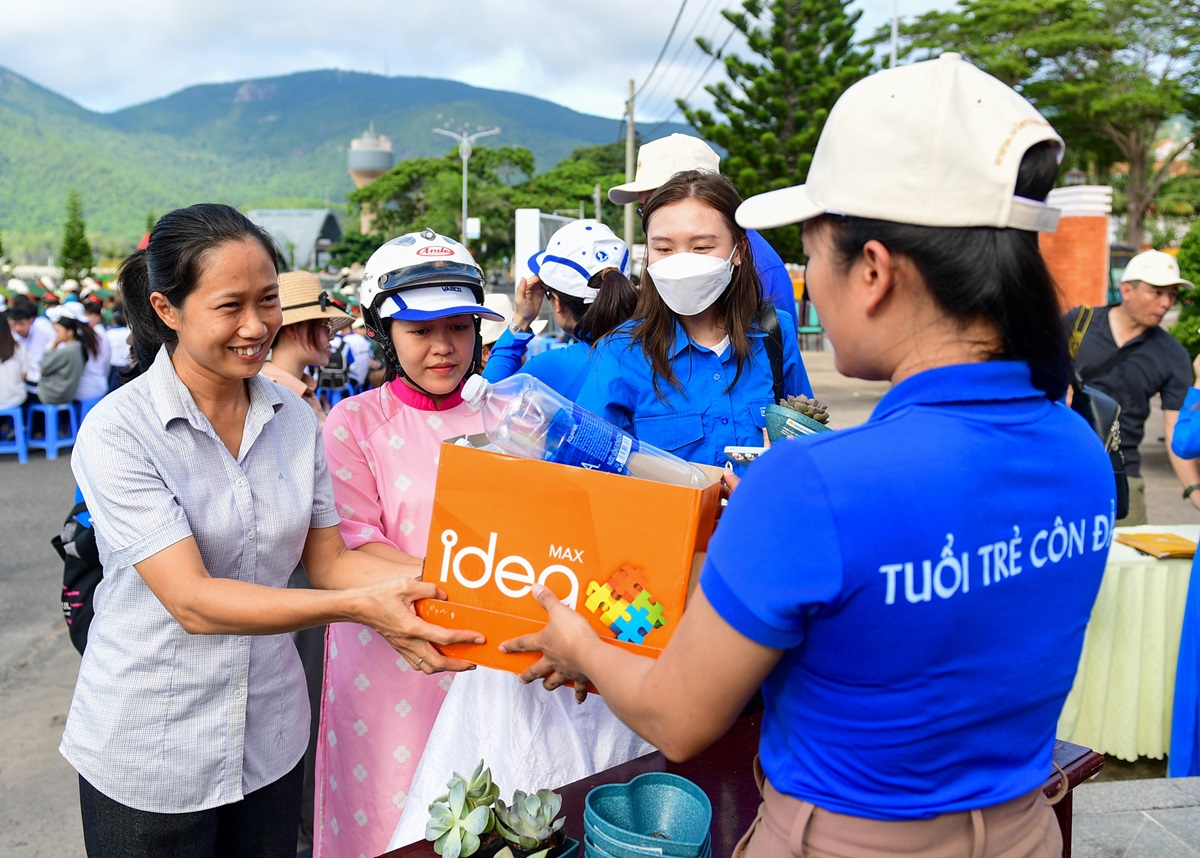 “Ngày hội Côn Đảo xanh” thu gom hơn 820 kg rác thải nhựa