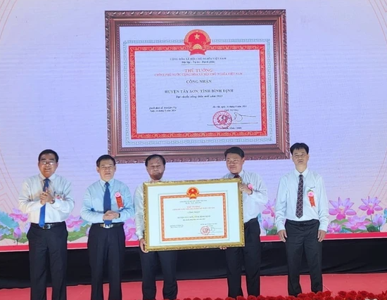 Công bố huyện Tây Sơn Bình Định đạt chuẩn nông thôn mới