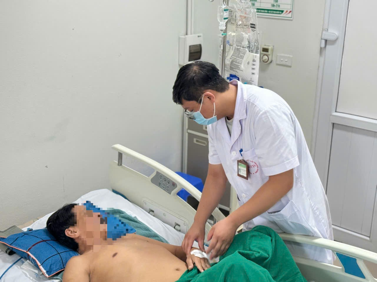 Mắc loại xoắn khuẩn nguy hiểm lan theo dòng nước lũ, nhiều người nhập viện