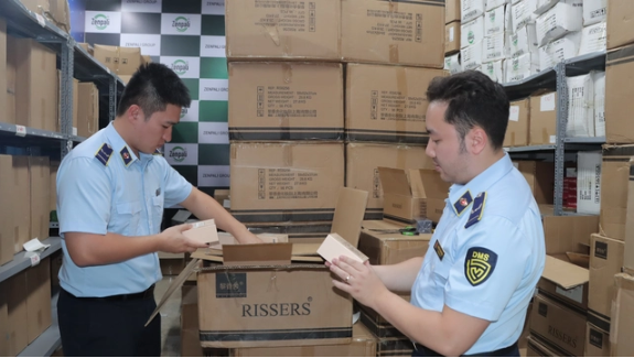 Thu giữ hơn 10 000 chai nước hoa nhập lậu của một “hot Tiktoker”