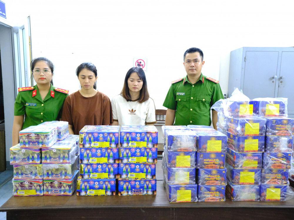 Hà Tĩnh Bắt nhóm đối tượng buôn bán trái phép hàng trăm kg pháo nổ