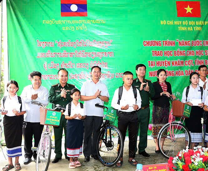“Nâng bước em tới trường” tiếp sức các em học sinh Lào vươn lên