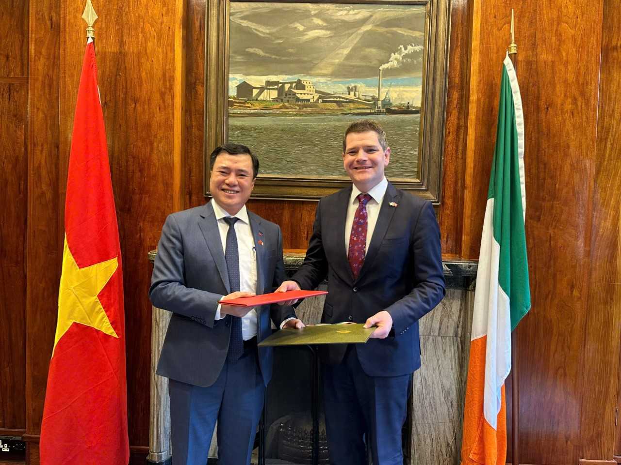 Ký biên bản ghi nhớ về hợp tác kinh tế, thương mại với Ai-len