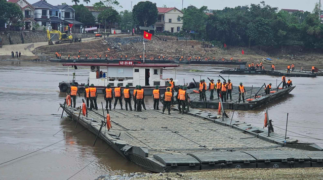 Phà Quân đội tạm thời thay thế cầu phao Phong Châu