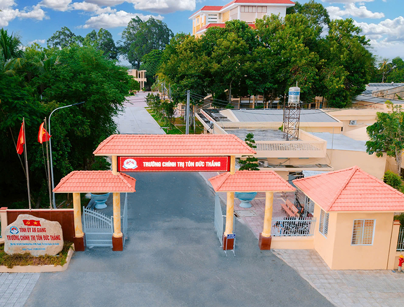 Trường Chính trị Tôn Đức Thắng đạt chuẩn mức 1 - tự hào hướng tới tương lai