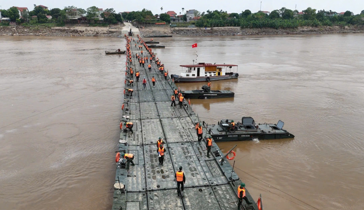 Tái thiết lập cầu phao Phong Châu