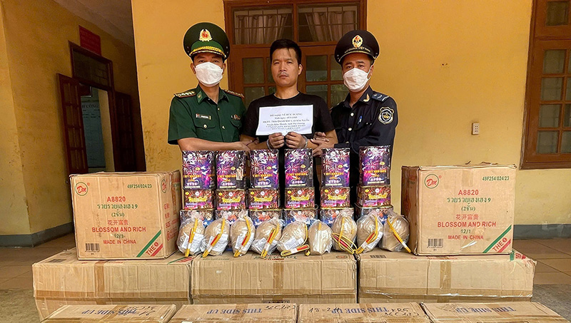 Bắt đối tượng vận chuyển hơn 500 kg pháo hoa nhập lậu