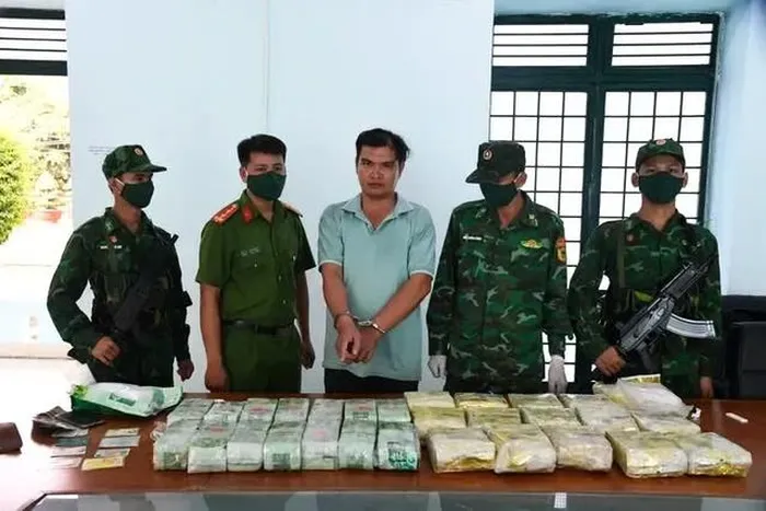 Bắt nhóm đối tượng vận chuyển 30kg ma túy đá