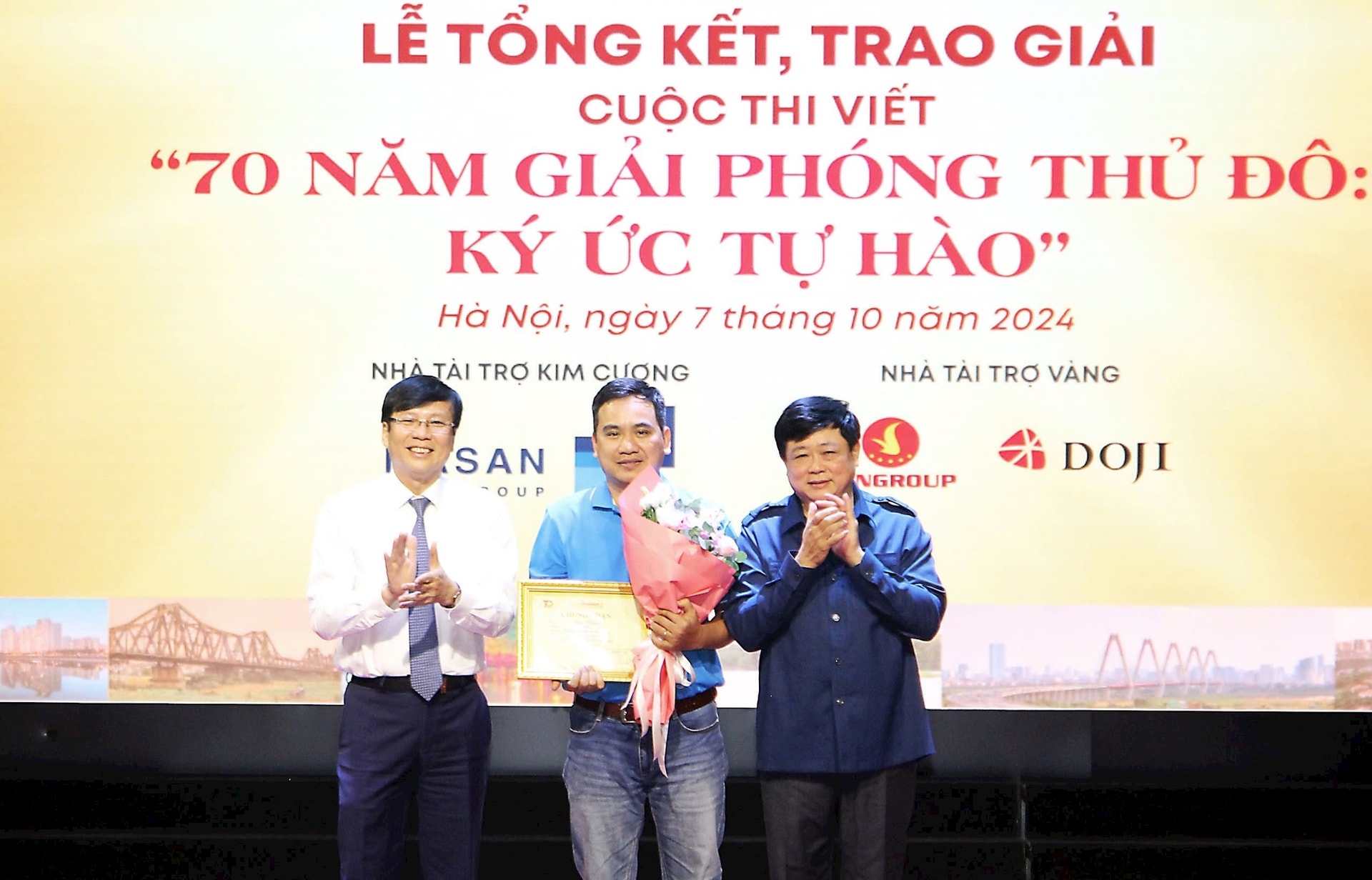Trao giải cuộc thi viết “70 năm Giải phóng Thủ đô Ký ức tự hào”