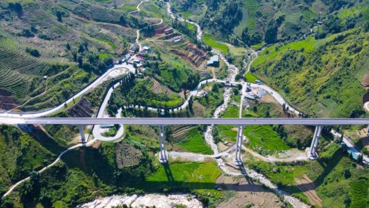 20 000 m3 đất sạt lở, cầu Móng Sến ở Lào Cai tê liệt