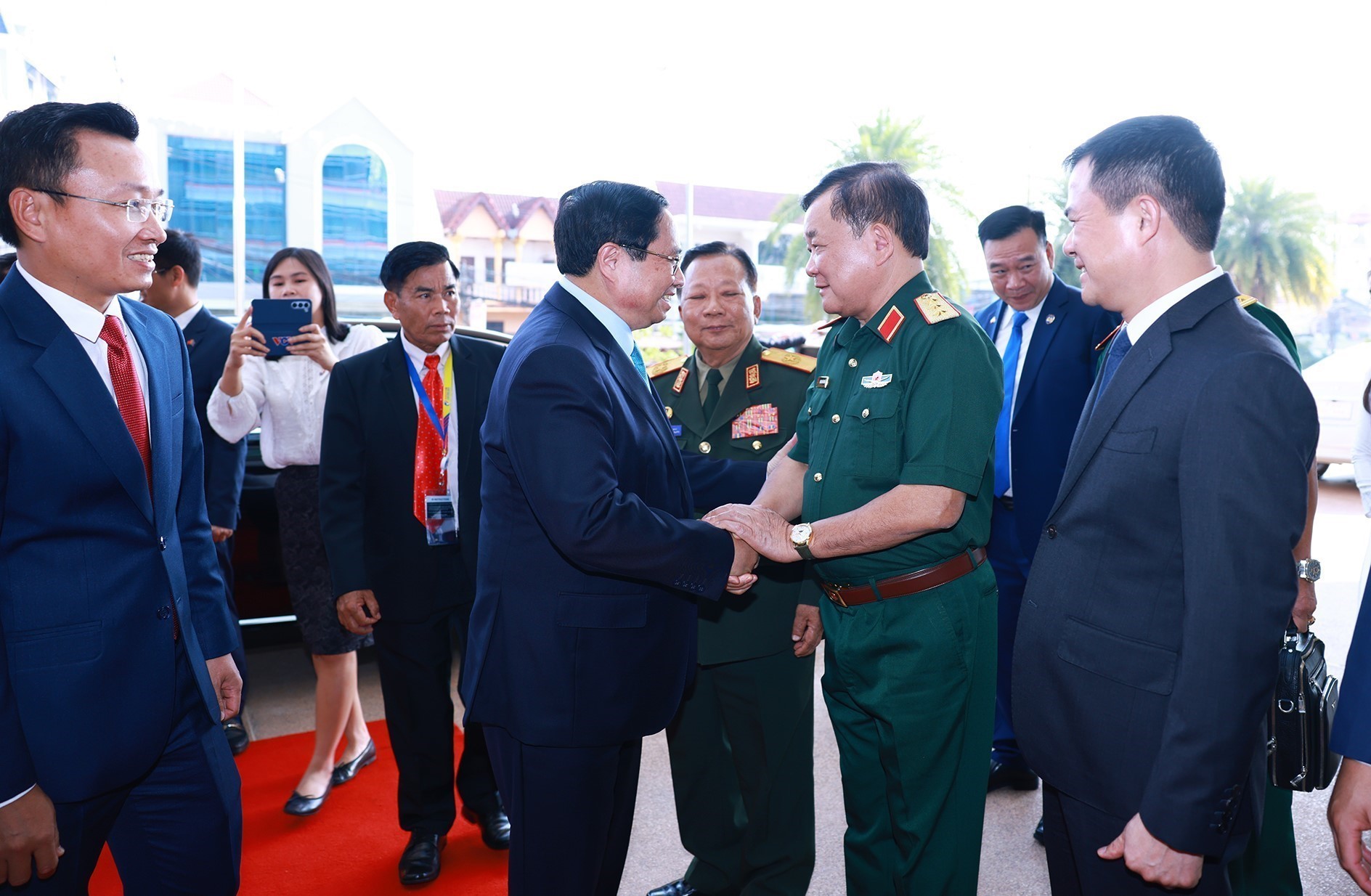 Tô thắm thêm hình ảnh Anh bộ đội Cụ Hồ trên đất nước Lào