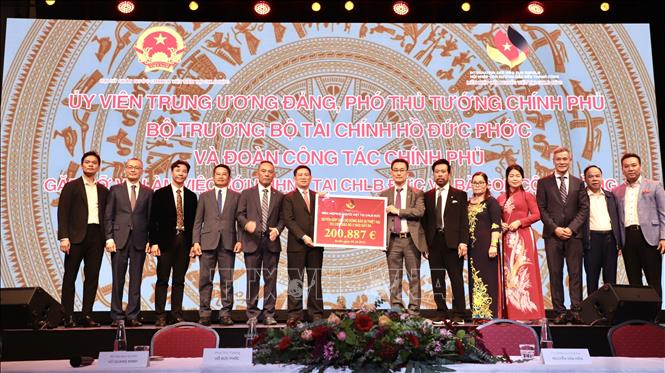 Liên hiệp hội người Việt tại Đức trao tặng hơn 200 000 euro ủng hộ đồng bào bị lũ lụt