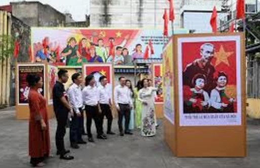 Tổ chức Triển lãm tranh cổ động tấm lớn về xây dựng môi trường văn hóa