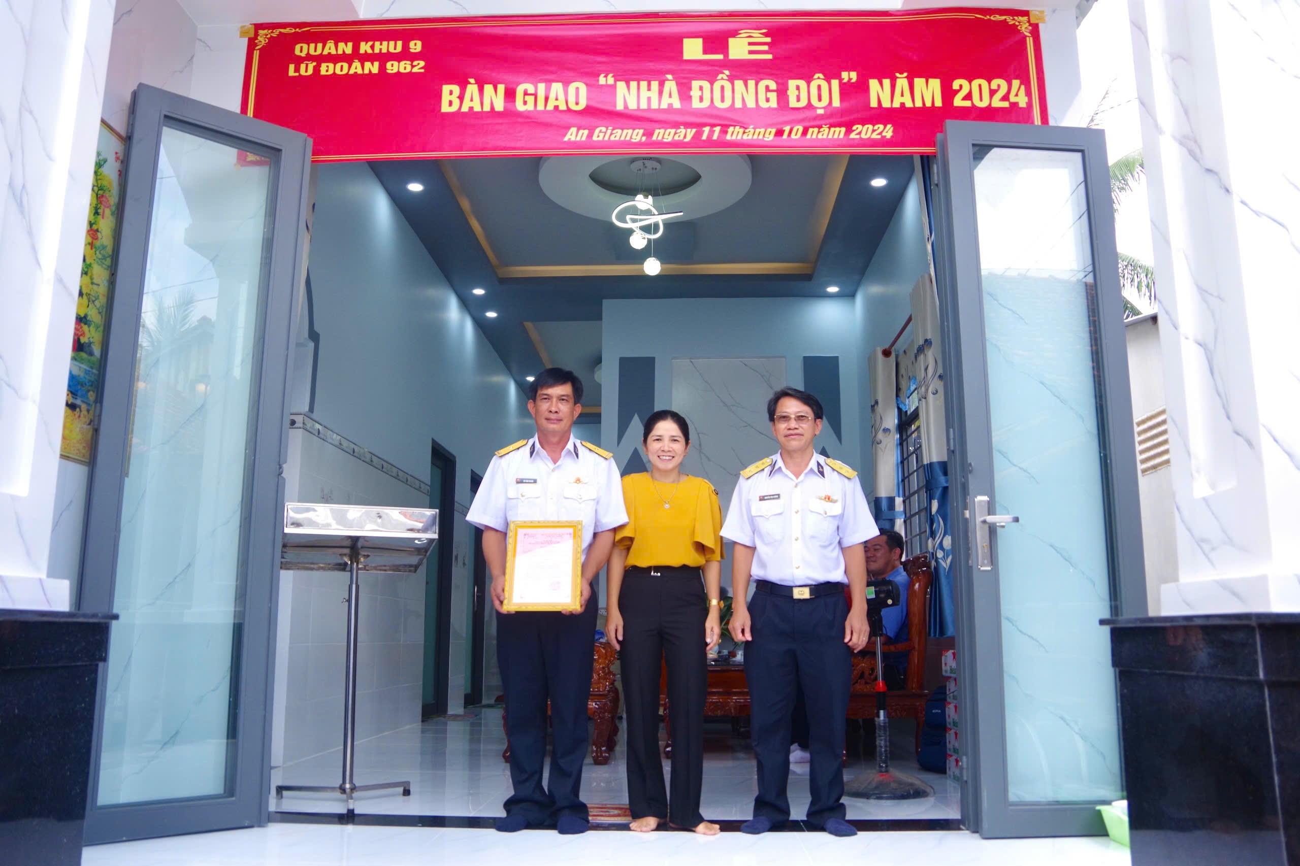 Lữ đoàn 962 Quân khu 9 bàn giao nhà đồng đội tại An Giang

​