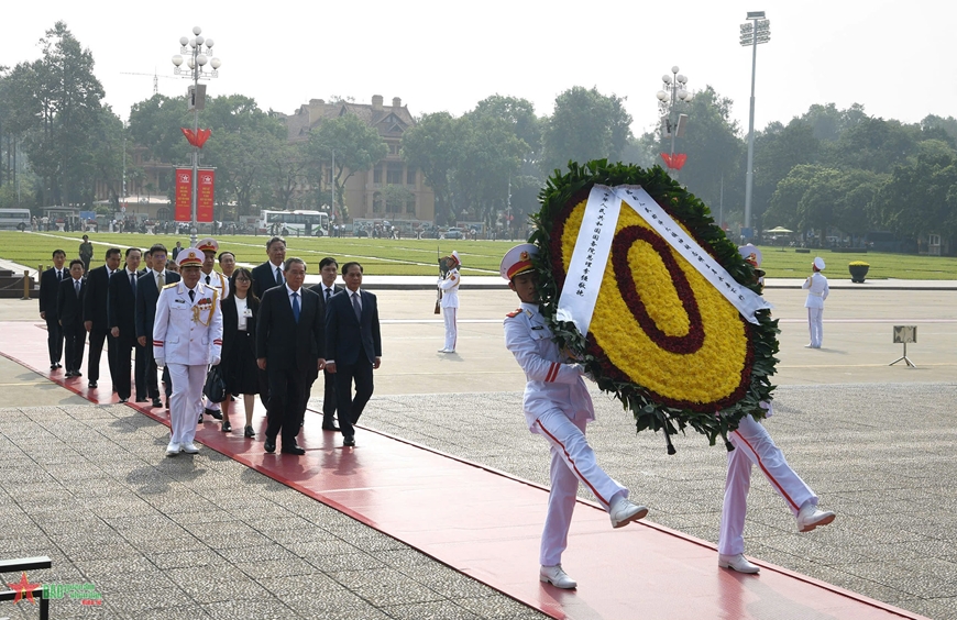 Thủ tướng Trung Quốc Lý Cường vào Lăng viếng Chủ tịch Hồ Chí Minh