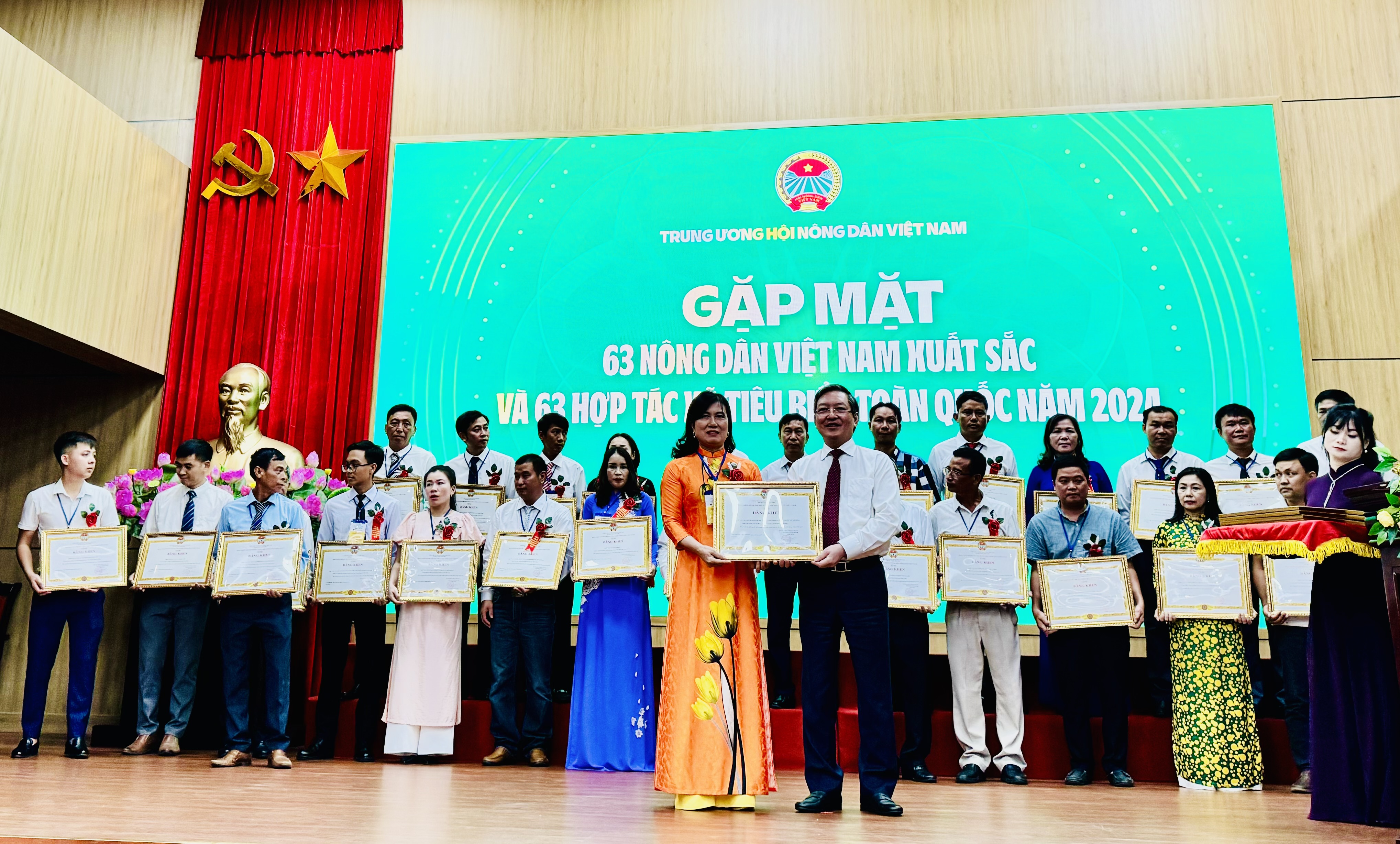 Tôn vinh ghi nhận cống hiến của nông dân Việt thời đại mới