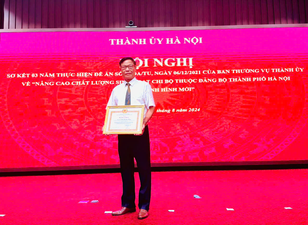 Bí thư chi bộ thôn tích cực học tập và làm theo Bác