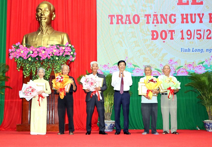 Vĩnh Long trao Huy hiệu Đảng đợt 19 5 cho các đảng viên cao tuổi