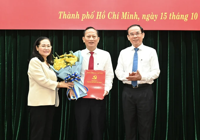 Bí thư Thành ủy TP Hồ Chí Minh Nguyễn Văn Nên trao quyết định cán bộ