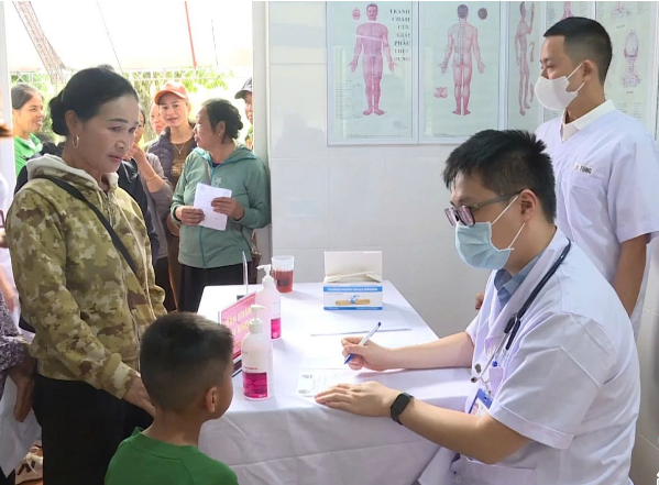 Thêm hình ảnh đẹp của người chiến sĩ quân hàm xanh hai bên biên giới Việt Nam - Lào