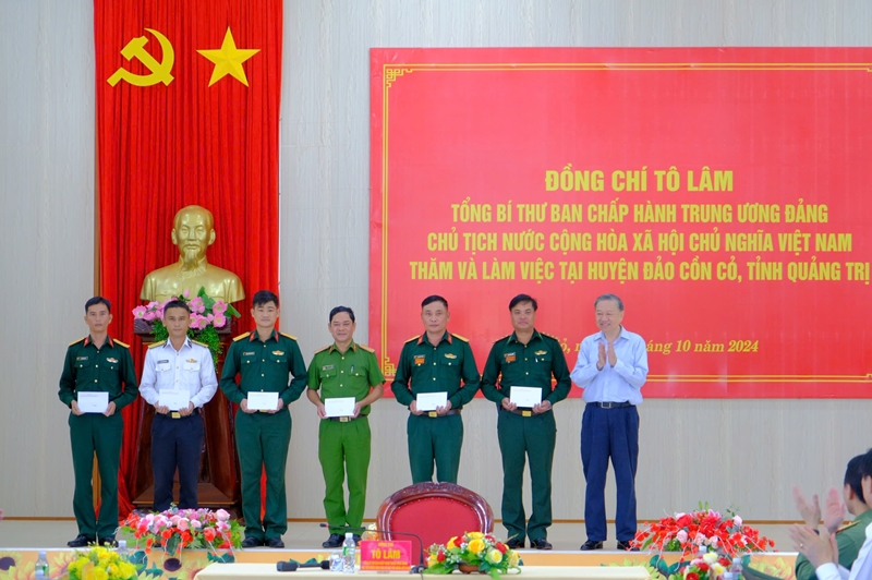 Tổng Bí thư, Chủ tịch nước Tô Lâm thăm, làm việc tại huyện đảo Cồn Cỏ, Quảng Trị
