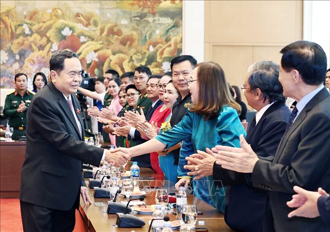 Chủ tịch Quốc hội gặp mặt các đại biểu nhận Giải thưởng Vừ A Dính