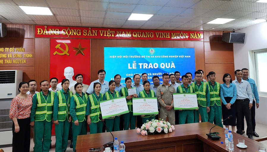 Hỗ trợ các đơn vị hoạt động trong lĩnh vực môi trường khắc phục hậu quả bão lũ