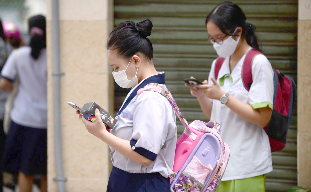 Phụ huynh nói gì về việc sử dụng điện thoại di động trong lớp học