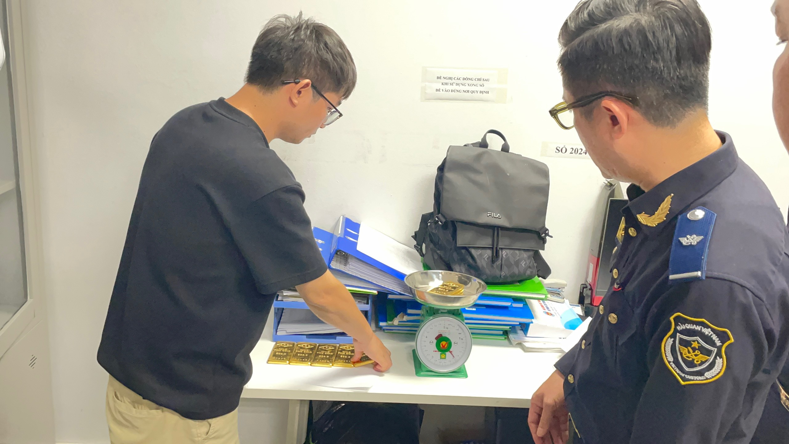 Phát hiện người nước ngoài giấu 7 miếng kim loại nghi là vàng khi nhập cảnh