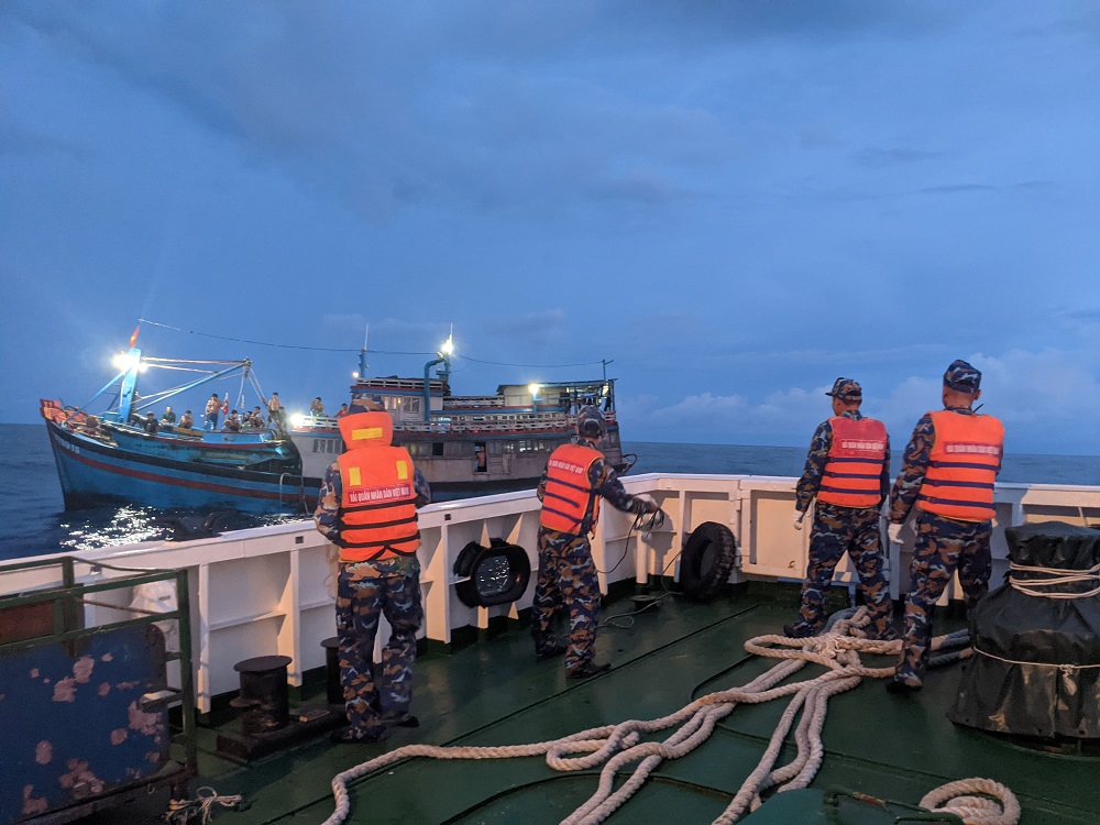 Tàu 468, Bộ Tư lệnh Vùng 4 Hải quân hỗ trợ lai kéo tàu cá bị hỏng trên biển