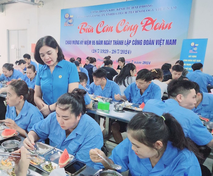 Giữ nguyên mức đóng 2 kinh phí công đoàn - cơ sở để bảo đảm phúc lợi ổn định cho người lao động