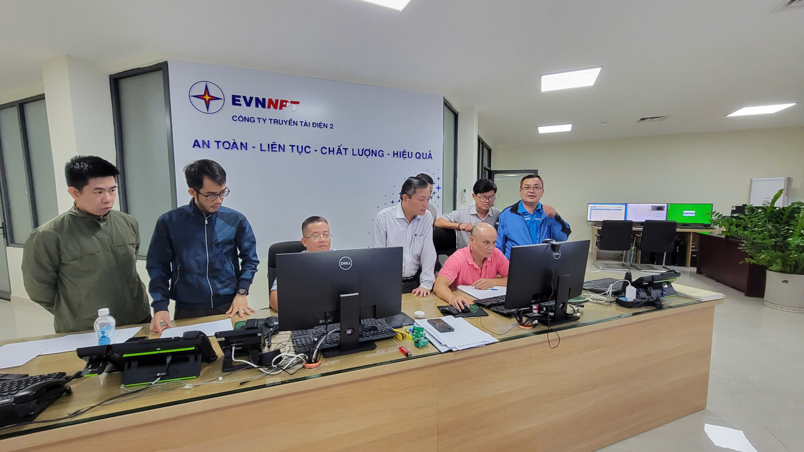 Công ty Truyền tải điện 2 xử lý nhanh các sự cố do bão TRAMI gây ra