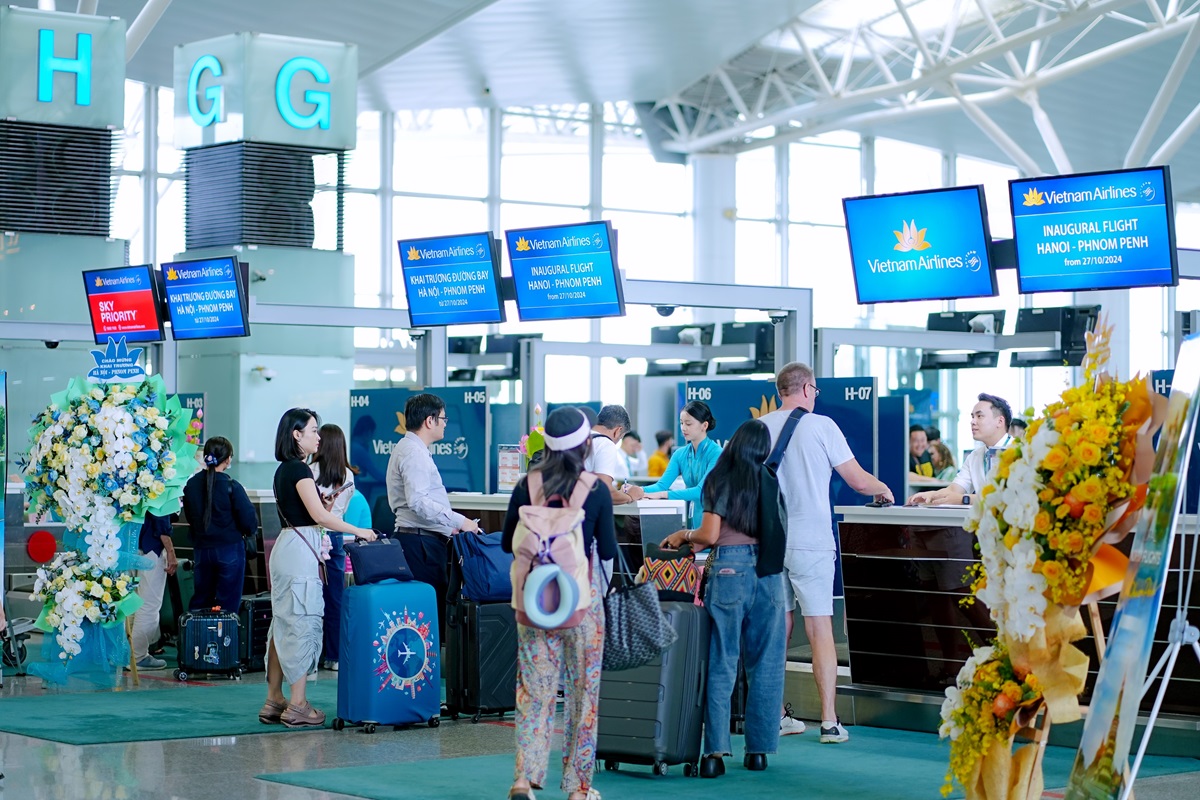 Vietnam Airlines khai trương đường bay thẳng Hà Nội - Phnom Penh