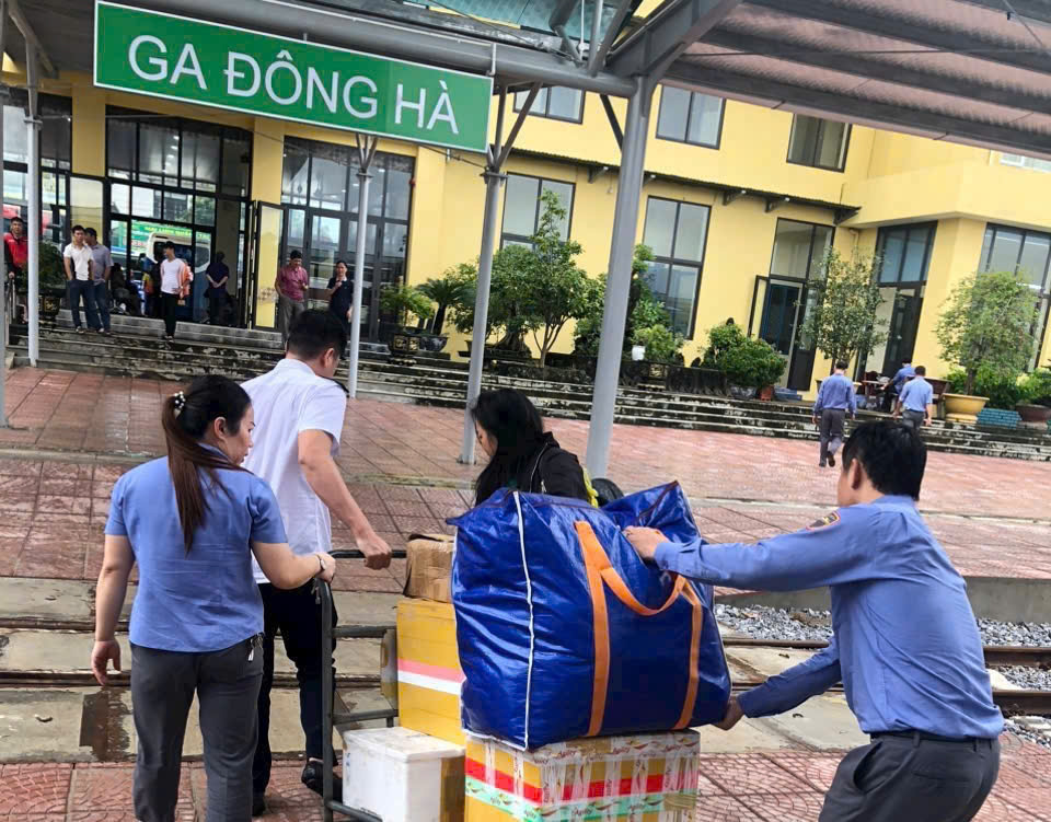 Chuyển tải an toàn hơn 2 400 hành khách giữa ga Đông Hà và ga Đồng Hới