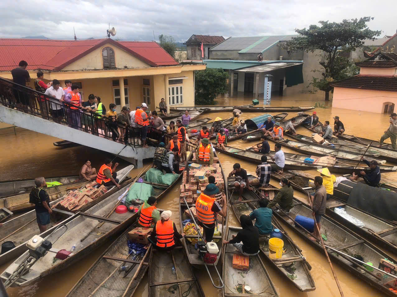 Cứu trợ khẩn cấp tỉnh Quảng Bình bị ảnh hưởng bão số 6 và hoàn lưu sau bão