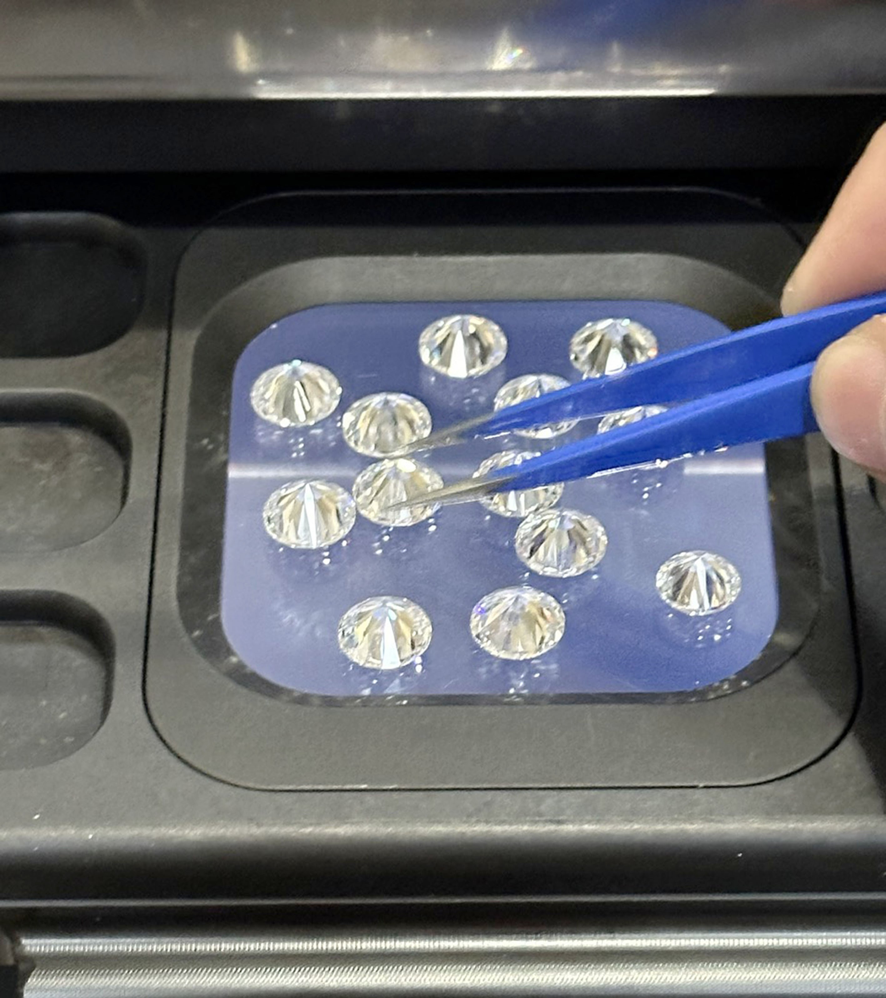 Phát hiện vụ vận chuyển trái phép 700 viên kim cương